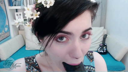 Stacy Moon: Teen Angel miluje gag na velkém černém robertku