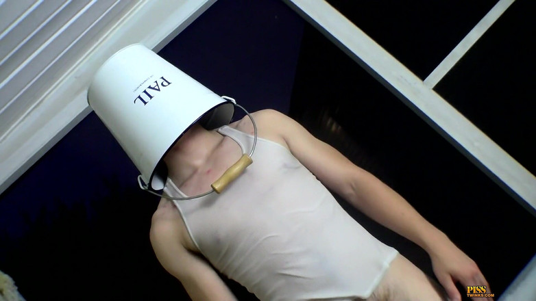 Piss Twinks: Eddy și găleată lui de pișat