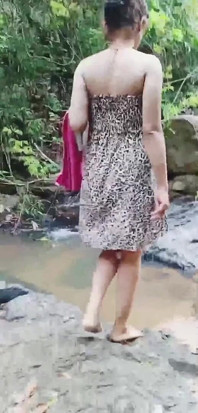 Sexy holka se koupe a šuká