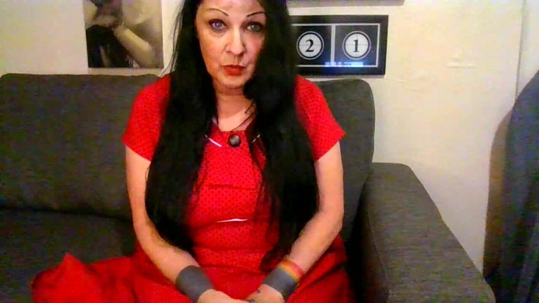Abby Anna: Sexy milf bocejando