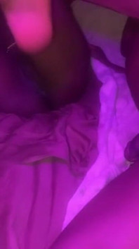 Caliente nena de ébano en un momento sensual desde atrás y el costado