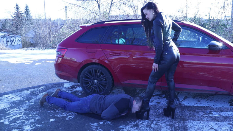 Czech Soles - foot fetish content: Schiavo delle pulizie dello pubblico che guadagna la sua paga