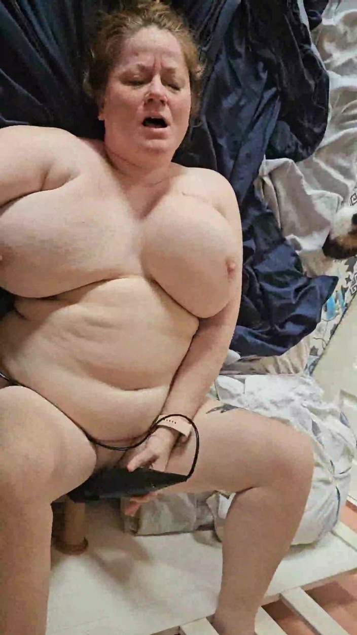 Lola38g: Толстушка мастурбирует соло дилдо и палочкой