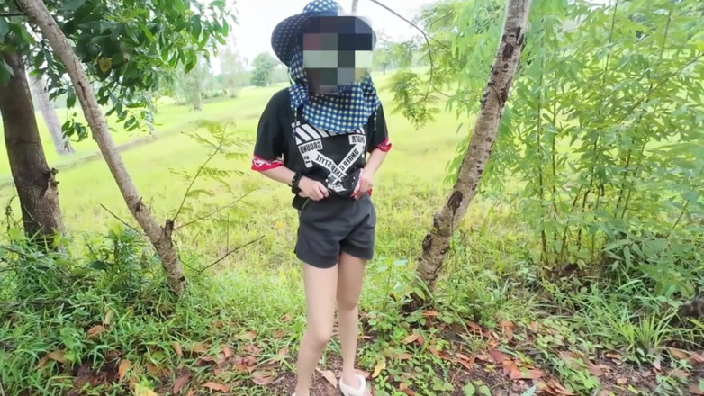 RealThaiSolo: Fată thailandeză care se plimbă expunându-se de-a lungul drumului de...