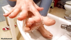Miss Bohemian X: Mytí extrémně špinavých nohou - zblízka