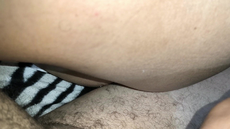 Aminaarab: Mijn Stiefvader Neukt Me in Mijn Kont Voordat Ze Naar...