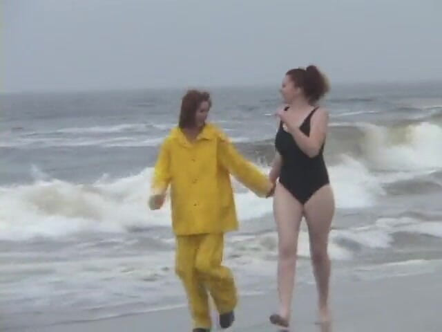 A Lesbian World: Mollige hure und ihre freundin ficken mit strap-on