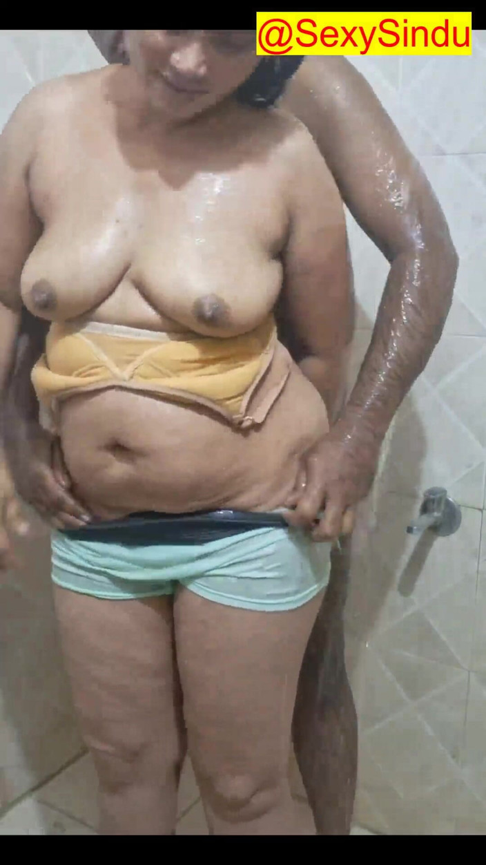Sexy sindu: Para gorących kąpieli całuje