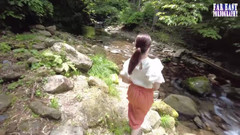 Far East pornography: Mokrá značka Wander, když opouští nezbednou třpytící se stopu, kde...