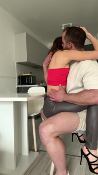 Onu sikmek ve üzerine boşalmak için deri taytını yırttım bölüm 1