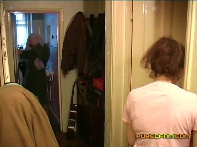 Pure CFNM: Nakukování na hospodyni