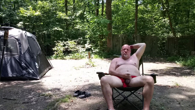 beardaddychub: Ursul se masturbează afară și un străin îl prinde