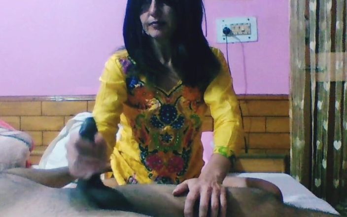 Bolly Karma: El hombre invita a una dama a compartir su cama.