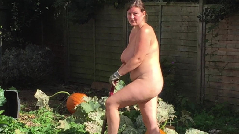 Frequentmasturbation: Fkk-Genießen den sommer sonnenschein im garten