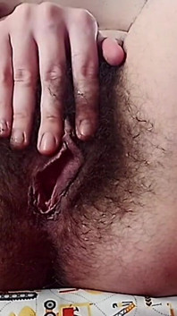 Extrem behaarte, schmutzige und nasse Muschi gibt Saft. Dreckiger Arsch