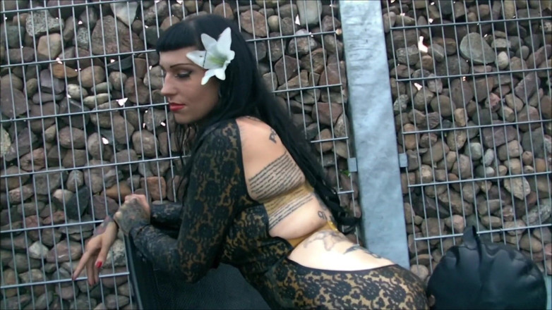 Domina Lady Vampira - SM Studio Femdom Empire: Resimen ketat