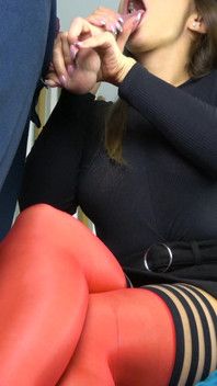 Sekretarka przeprowadza wywiady z szefem w hotelu