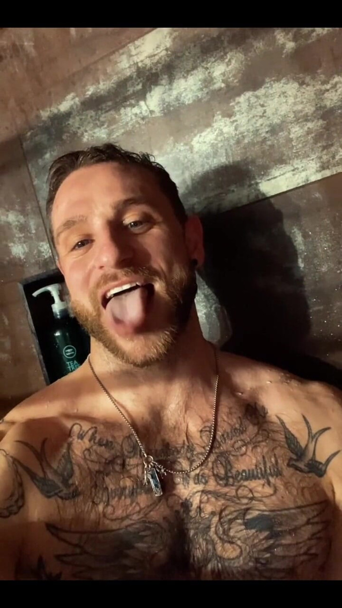 Leo Bayne: Feelin Playful Message Me Guys;)