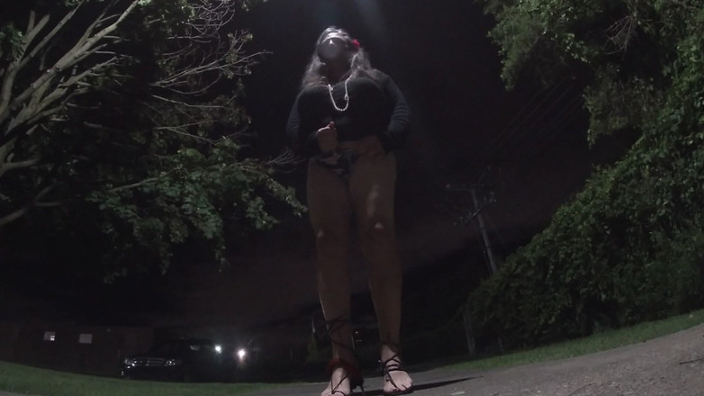 JonasBen: Madura mariquita crossdresing adentures al aire libre por la noche