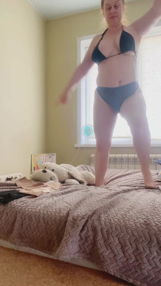 VikkiGeorgia: Saya menunjuk-nunjukkan seluar dalam saya