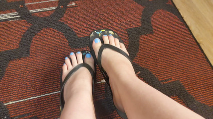 Sin Spice by Sophia Sinclair and Jasper Spice: ビーチサンダルでつま先を見せる