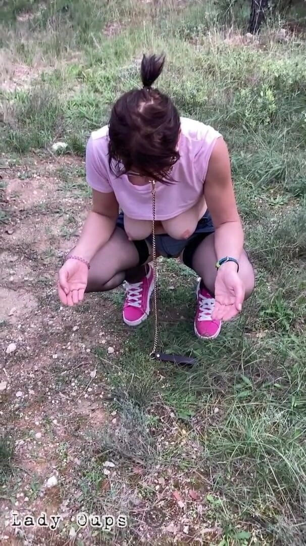 Lady Oups: เลดี้ อู๊ปส์ ใส่สายจูง คอคล้องและอุดปากในป่า