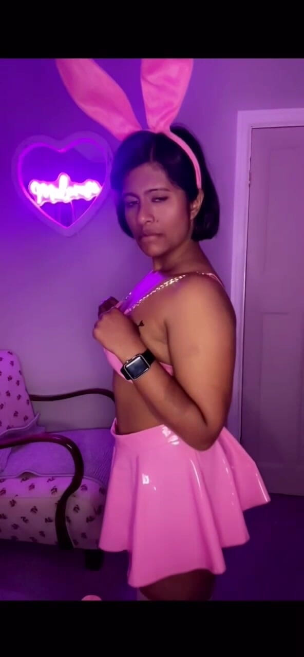Melarose: Dona de casa entediada se veste para um show!