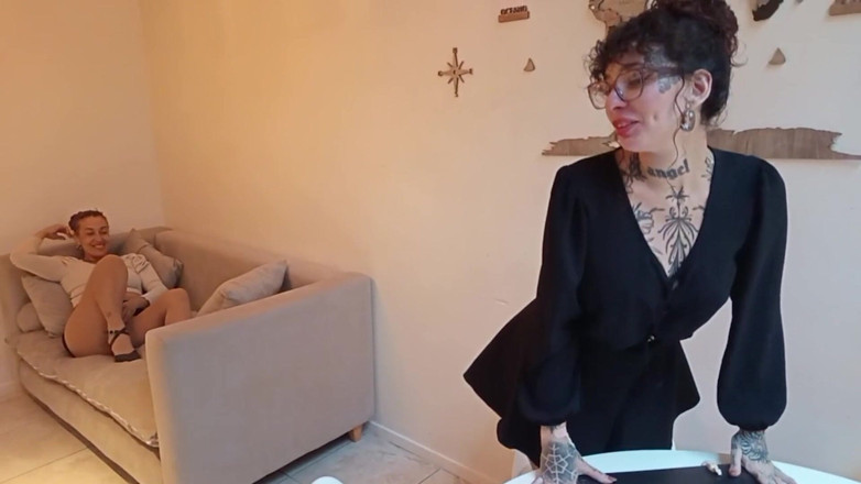 MarDulce: Külotlu çoraplı lezbiyen iş arkadaşları takma yarakla sikişiyor