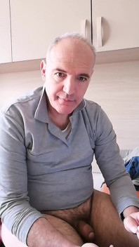 A Long Masturbation with a Nice Piss in the Glass Cup