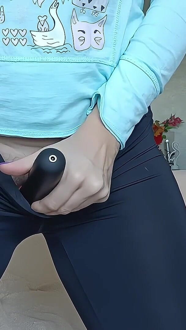 Holy_Red: Oups, Mon Vibromasseur S’est Glissé Dans Mon Pantalon De Yoga