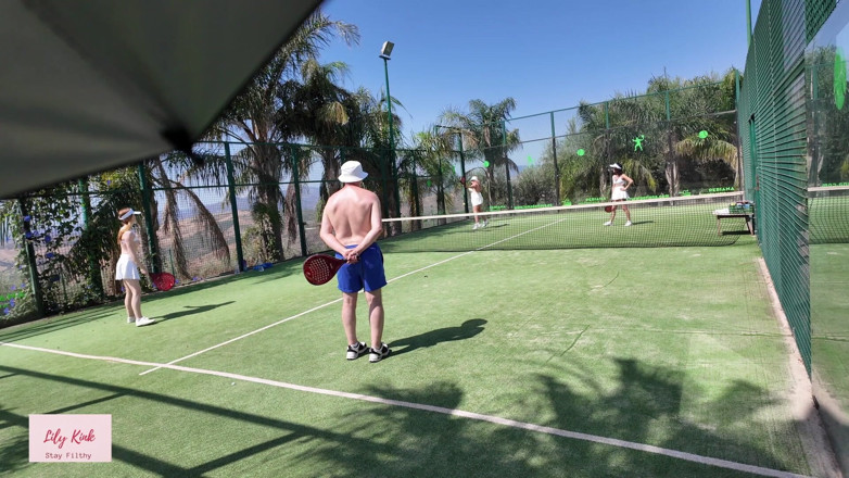 Lily kink: Échangistes Matures Dans Un Court De Tennis, Gangbang Inversé