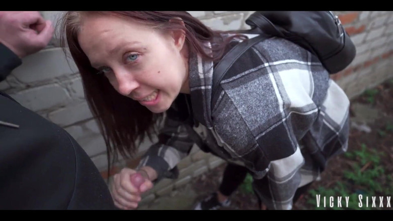 YSP Studio: गैरेज के पीछे असली तेजी से जोखिम भरा मुख-मैथुन। वीर्य से भरा मुंह और उसे निगल लिया