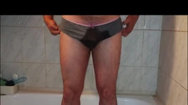 Aku kencing di celana dalamnya dan kencing di dalamnya