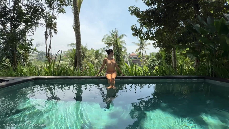 Princess Monica: Plagen in doorzichtige jurk buiten bij het zwembad, strip