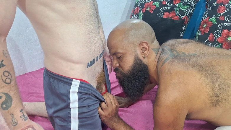 carmonaoficial: Carmona a její otec se střídají s mužským zadkem