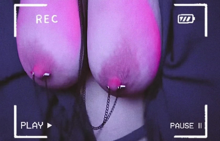 Mrs_KittyCat: सेक्सी milf(चोदने लायक मम्मी) छिदे हुए स्तनों के साथ खेलती है