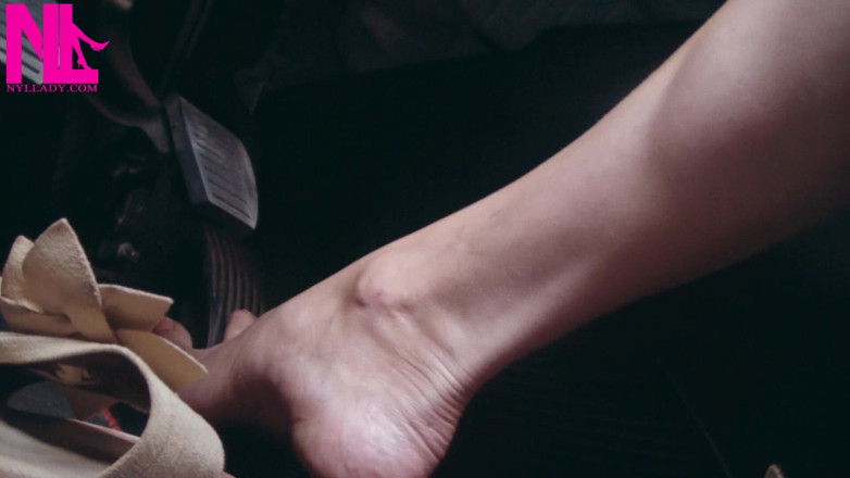 Nyllady: 하이 웨이에서 펌핑하는 미친 맨발 페달