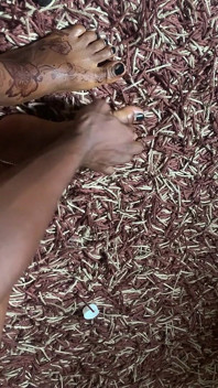 Quente negra bebê, massagem no pé, seção
