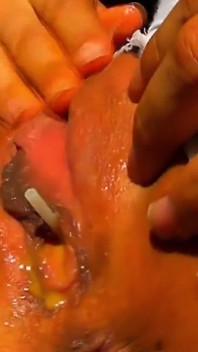Amateur tetona jugando con piruleta dentro de su coño mojado