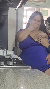 BBW-stiefmutter genießt verschiedene schwänze in zeitlupe