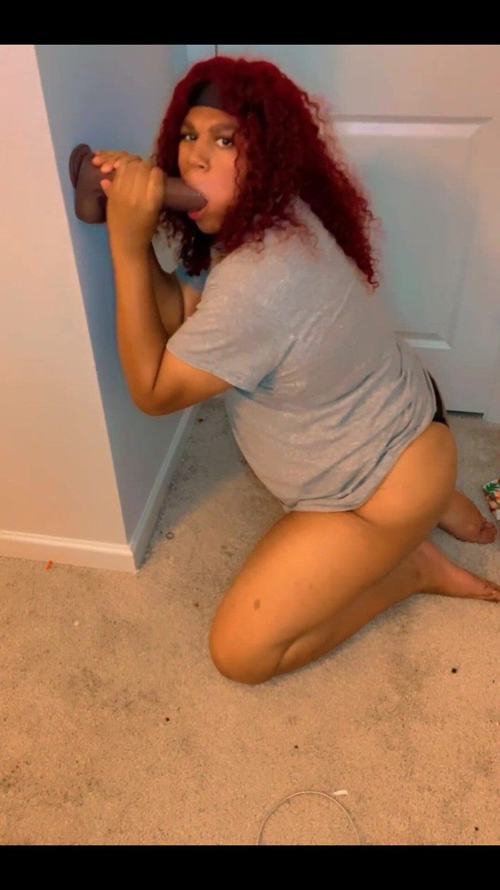 Hicktown_hoochi: Succhio un dildo bbc in ginocchio