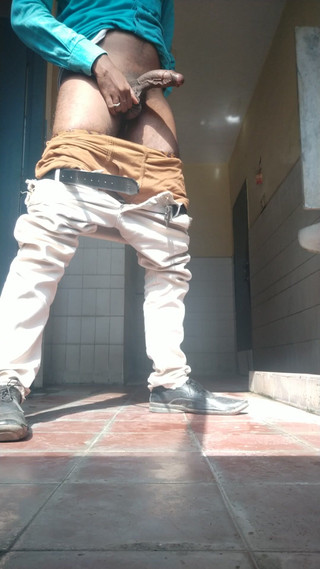 Tamil 10 inches BBC: Masturbace ve vysokoškolské koupelně