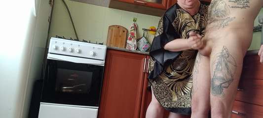 Zona901: Matură sexy îmi masturbează pula înainte de prânz