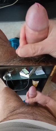 Aku lagi asik ngocok kontolku di layar dobel