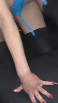 Evie和向日葵在一个房间里被装满沙丁鱼的群交