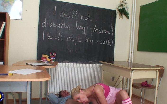 Mature NL: 性感少女被她的老师干