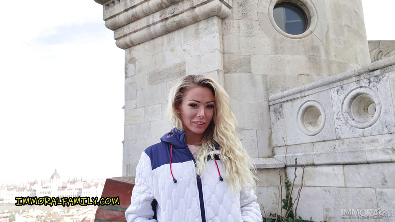 Immoral Family: La mia matrigna australiana squirta e riceve una sborrata dentro...