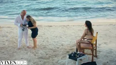 Vixen-model heeft ongelooflijke gepassioneerde seks op het strand