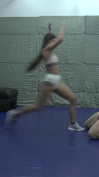 Amirah Adara cvičí nohy