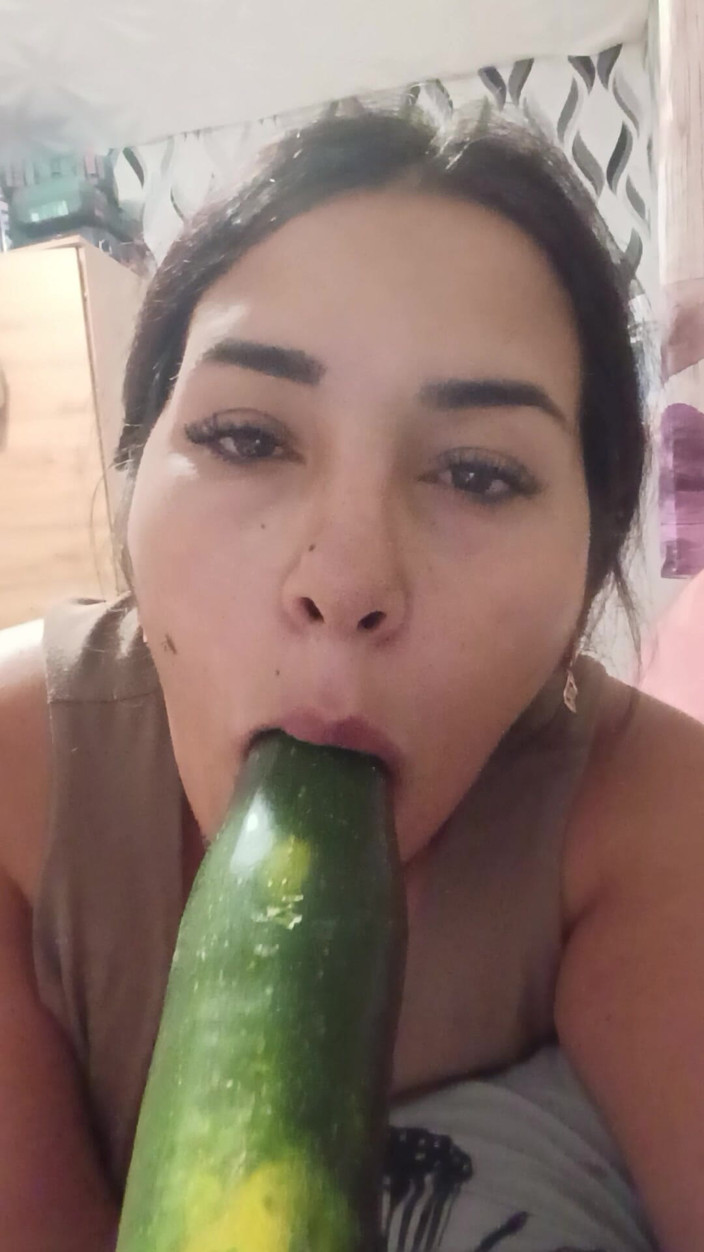 Miriamdavid97: Ateşli Evli Kadın Diğer Oğlan Için Cukkini Emiyor